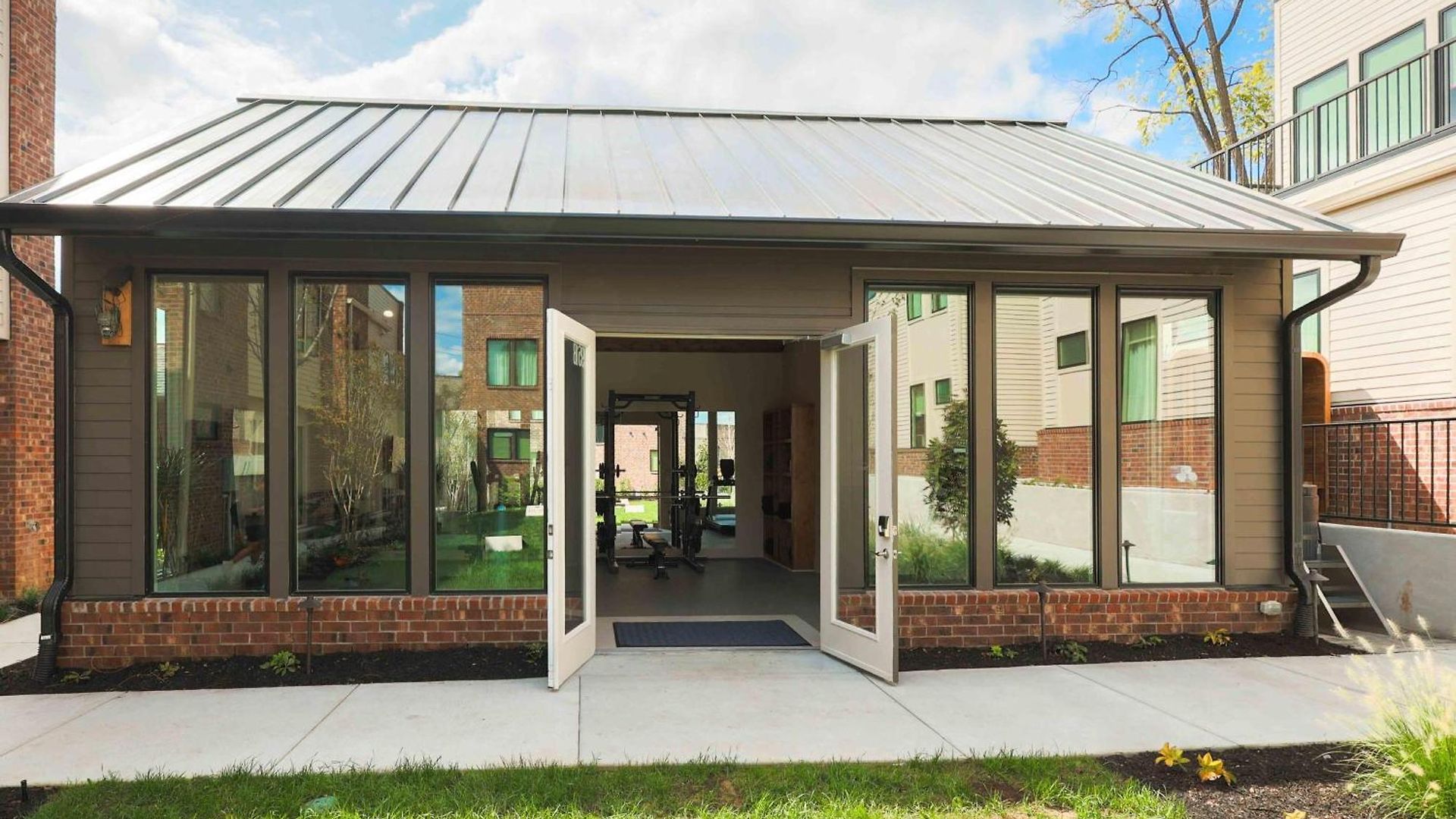 Modern 4br | Easy To Broadway + Heated Pool Apartment *