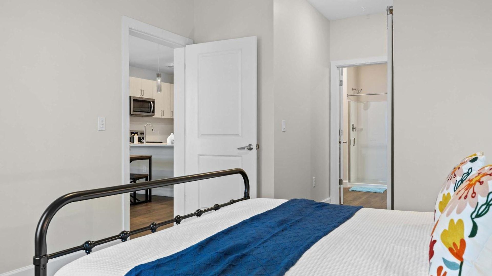 2br Near Broadway W Fireplace & Pool Apartment