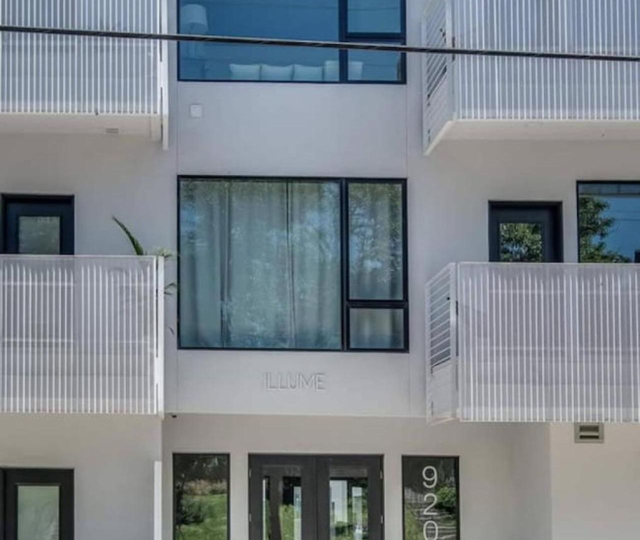 Modern Gulch Getaway With Pool, Garage And Balcony Apartment *