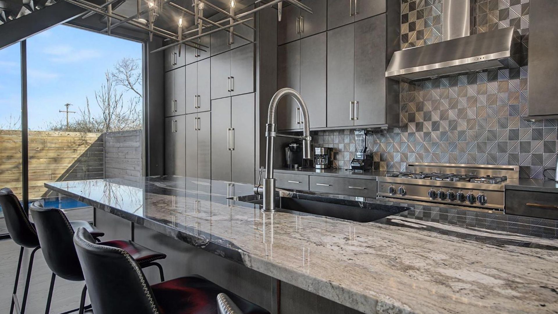 Modern Oasis Downtown Skyline View Prime Apartment Nashville