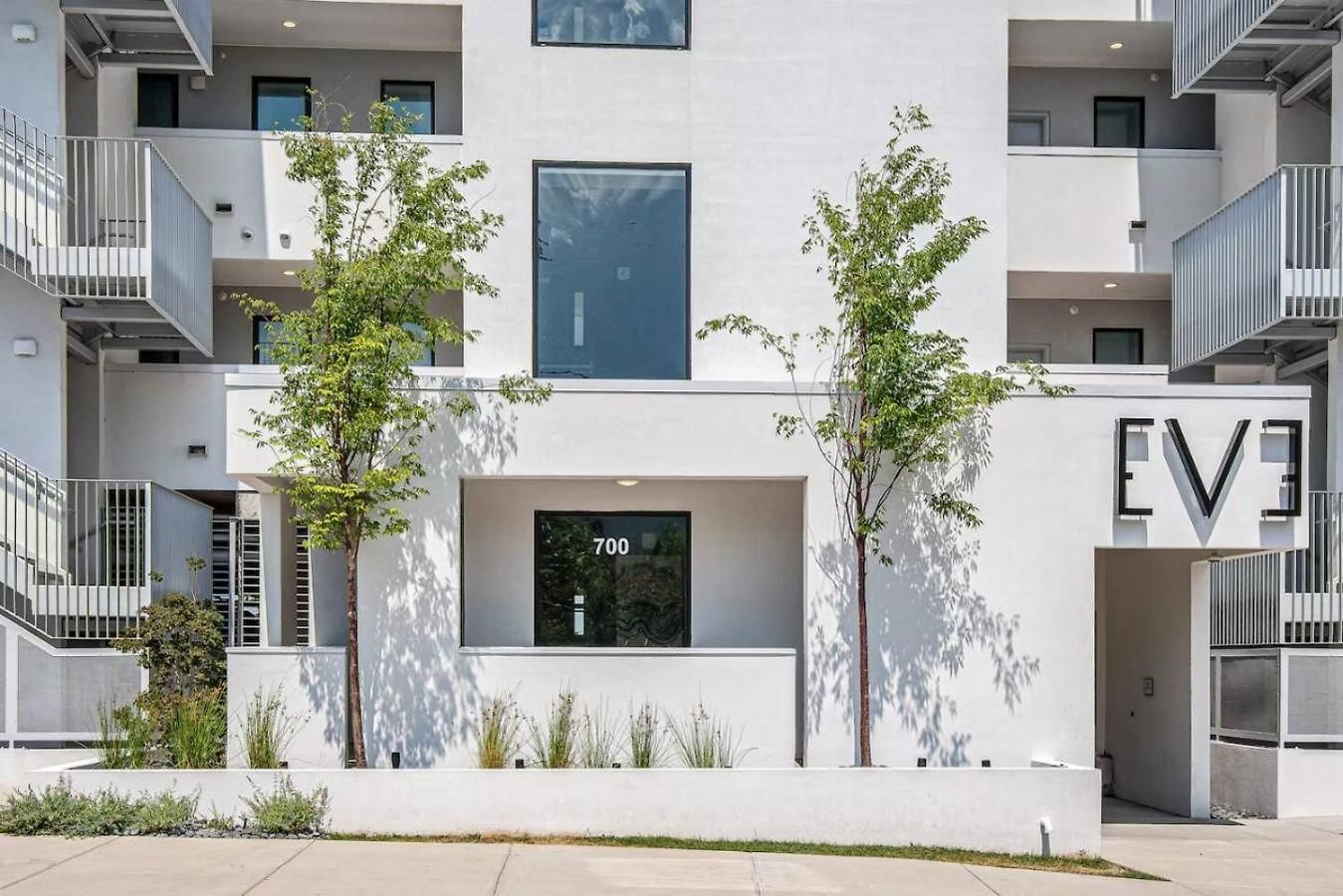 Luxury Downtown Riverview With Garage And Two Balconies Apartment