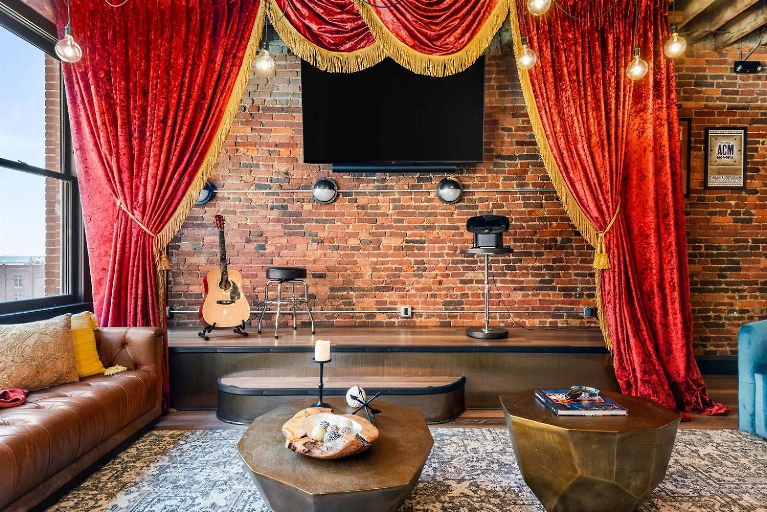The Velvet Songbird Downtown Luxe Sleeps 24 *