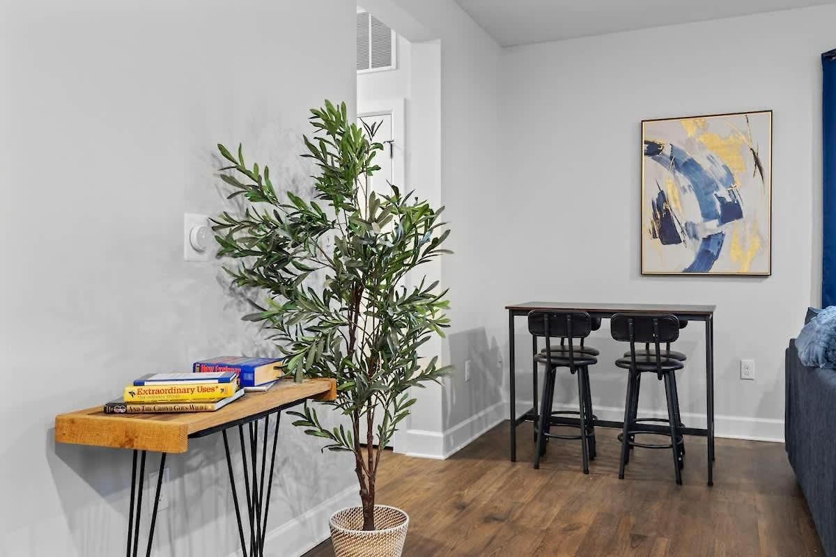 Spacious 2br N Gulch Walk To Broadway & Rooftops Apartment