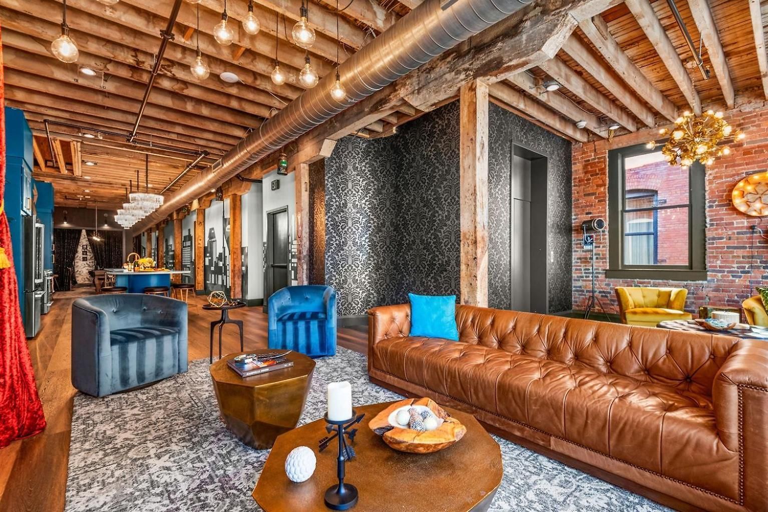 The Velvet Songbird Downtown Luxe Sleeps 24 Holiday home