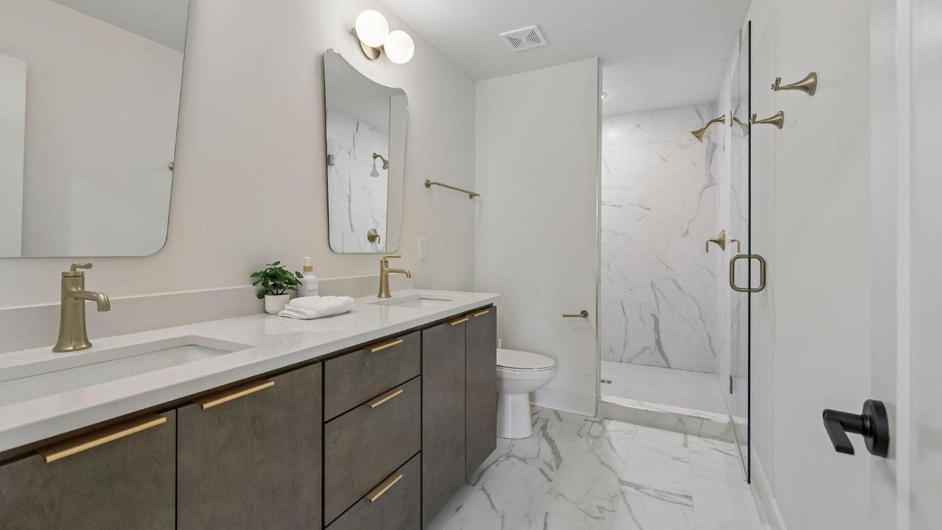 Modern 4br Townhouse Rooftop Lounge Apartment *