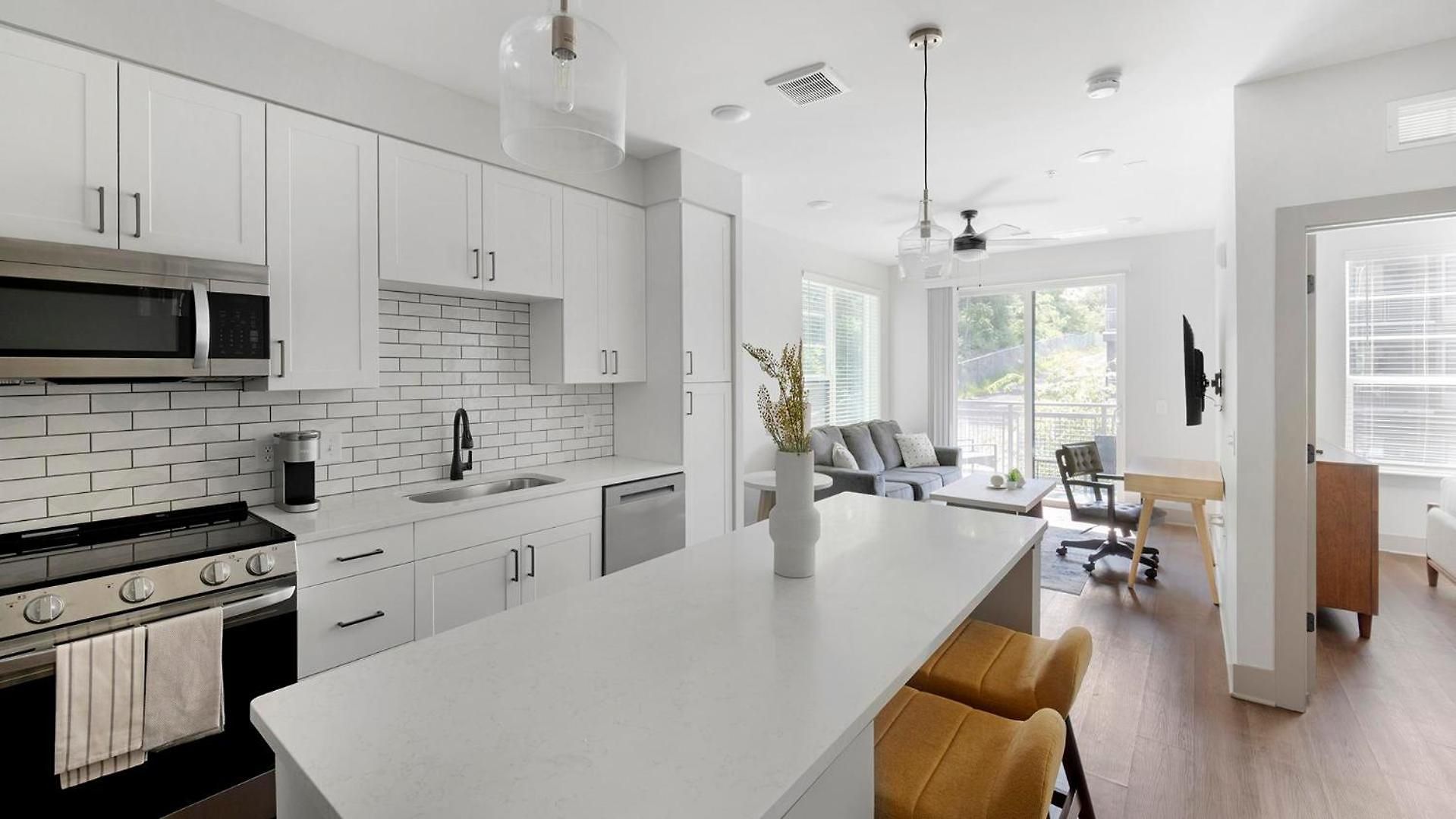 Landing Beautiful 2Bd Gym Courtyard *