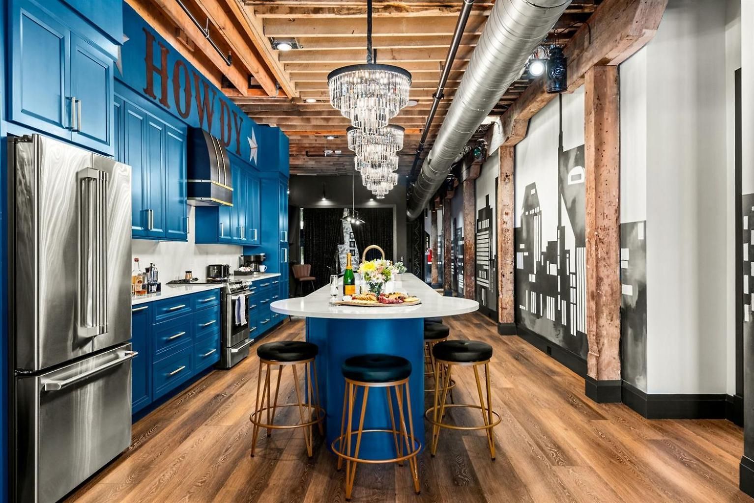 Holiday home The Velvet Songbird Downtown Luxe Sleeps 24