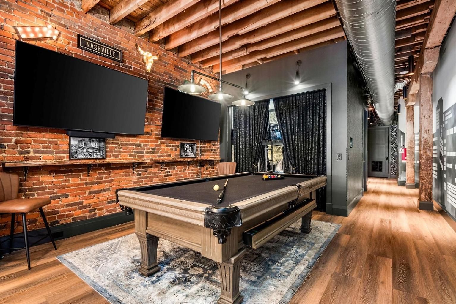 The Velvet Songbird Downtown Luxe Sleeps 24 *