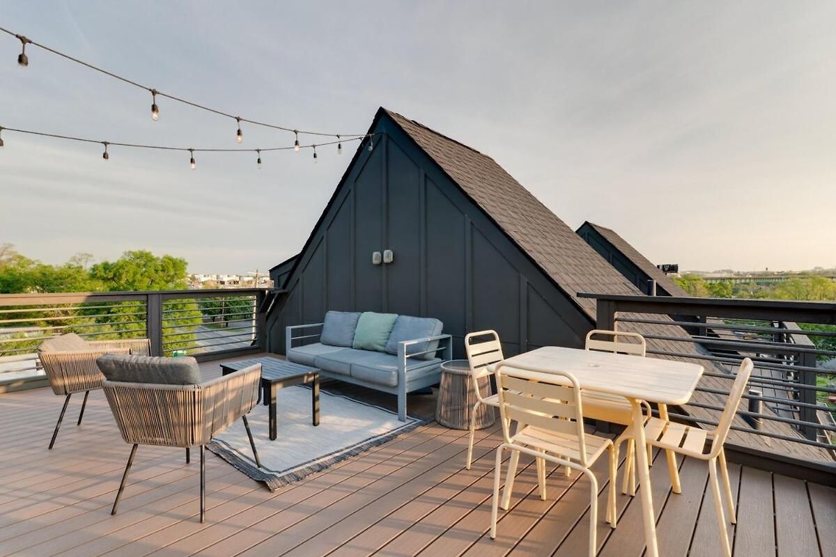 Rooftop Skyline View-close To Broadway-sleeps 8 Apartment *