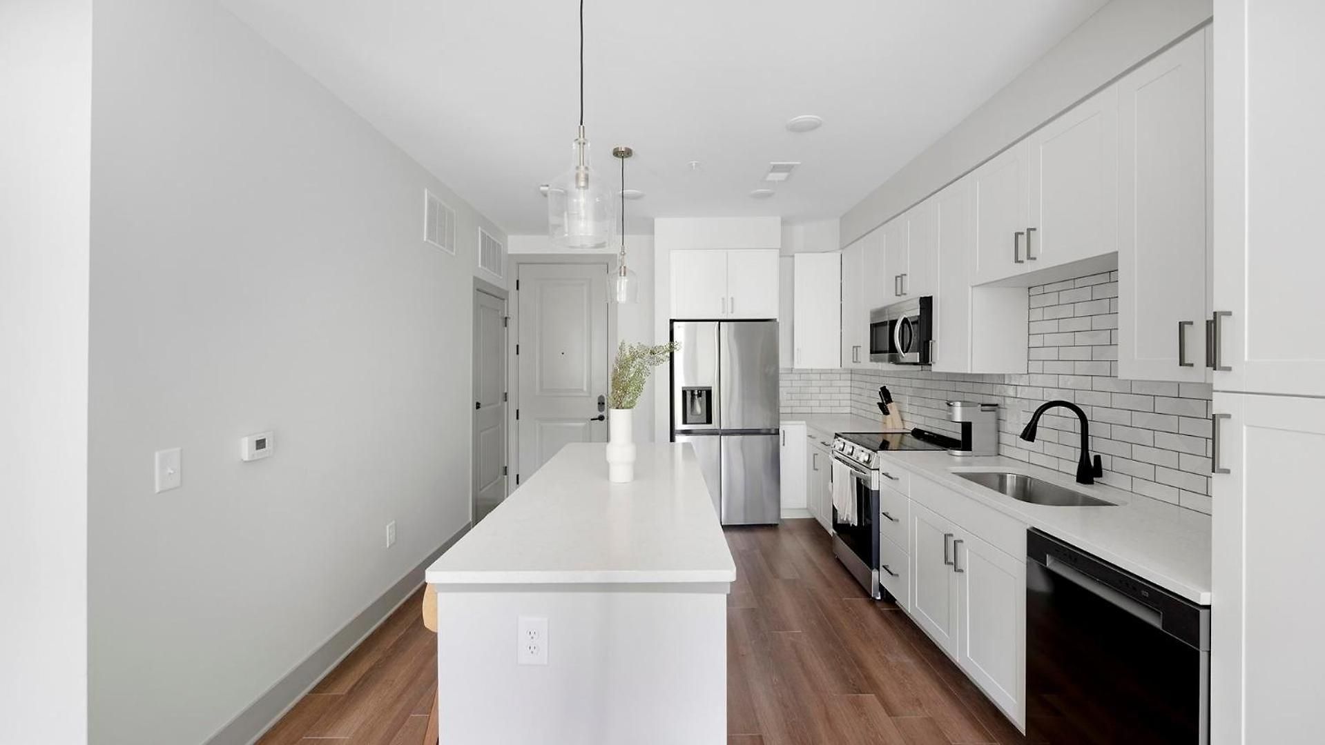 Landing Beautiful 2Bd Gym Courtyard Apartment *