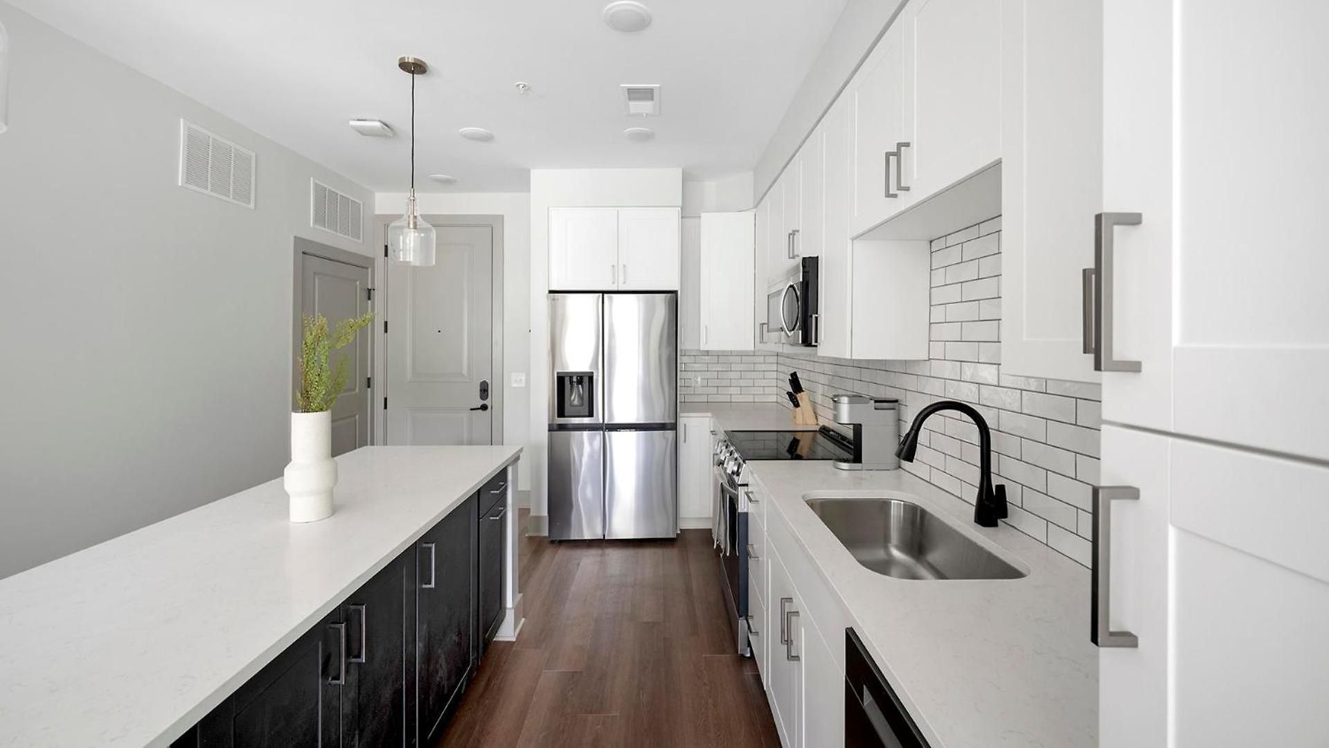 Landing Beautiful 2Bd Gym Courtyard *