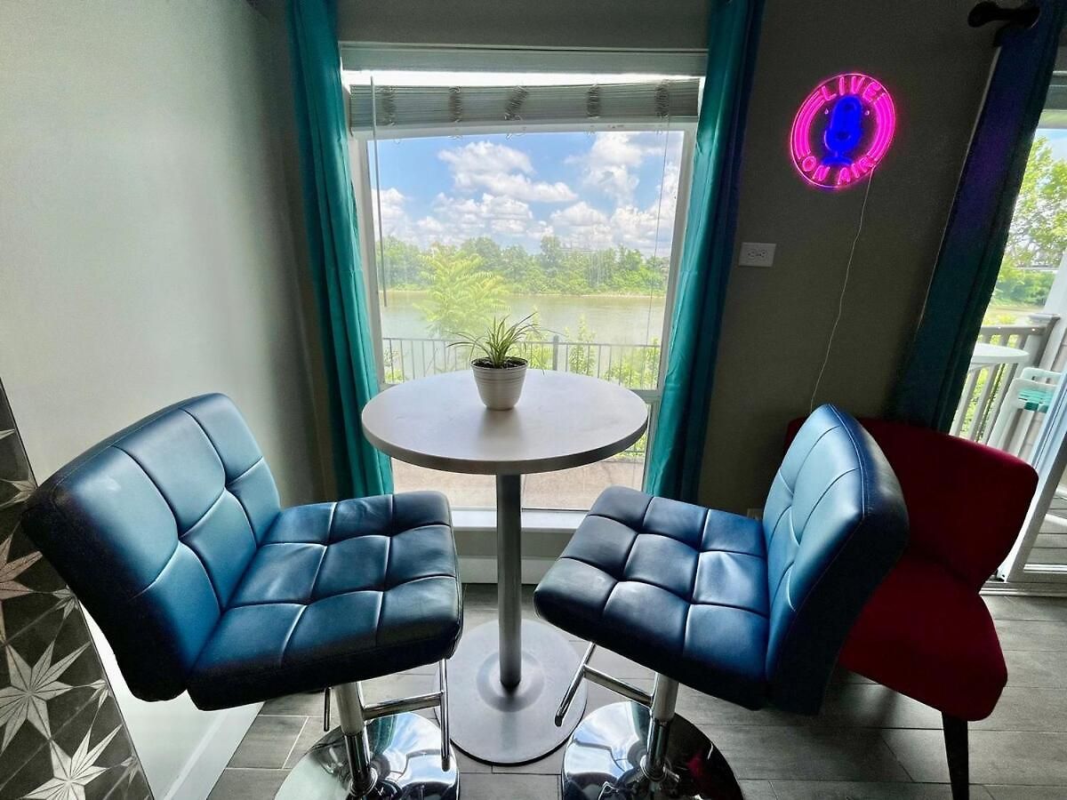 Apartment Riverside Rhythm! Waterfront & Walk To Broadway! *
