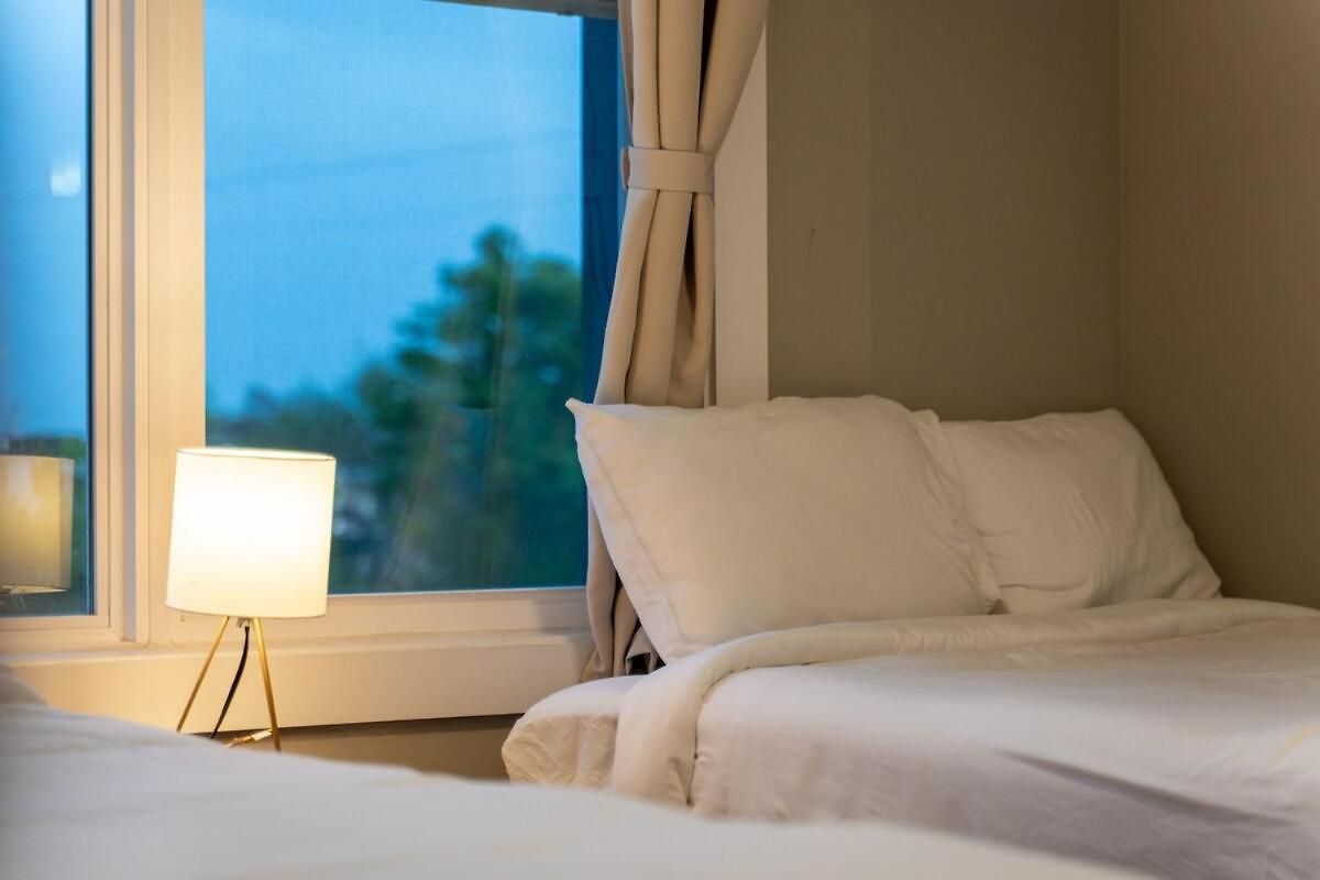 Rooftop Skyline View-close To Broadway-sleeps 8 Apartment