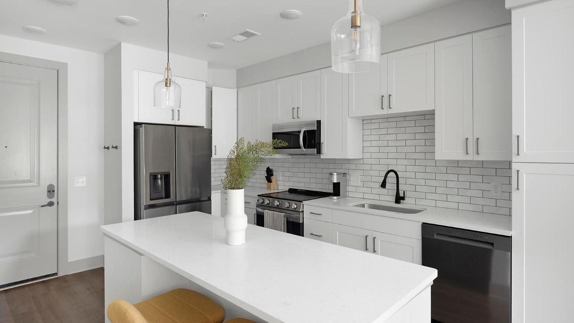 Landing Beautiful 2Bd Gym Courtyard Apartment