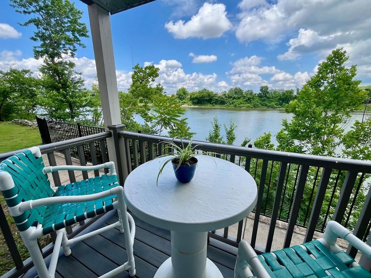 Apartment Riverside Rhythm! Waterfront & Walk To Broadway!