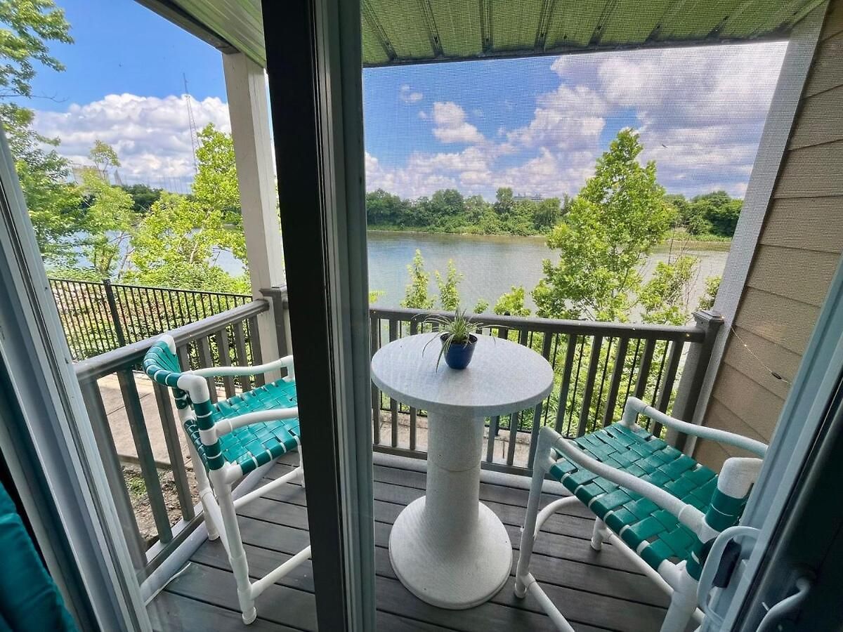 Riverside Rhythm! Waterfront & Walk To Broadway! Apartment *
