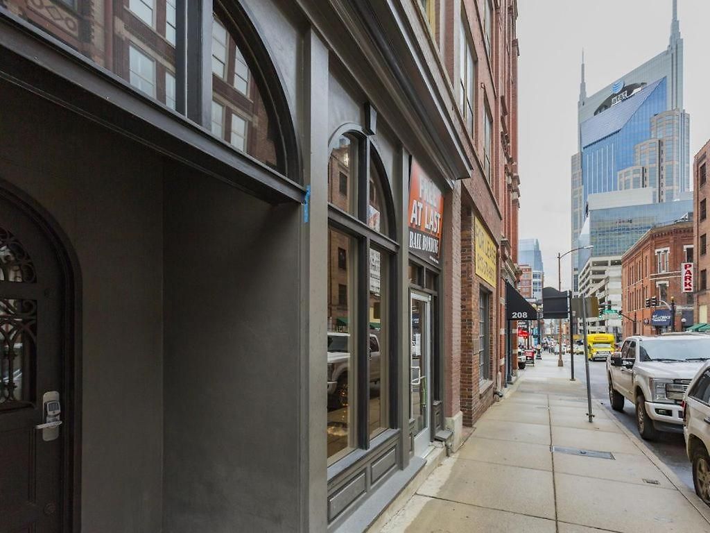 The Honky Tonk 2 Blocks To Broadway,printers Alley *