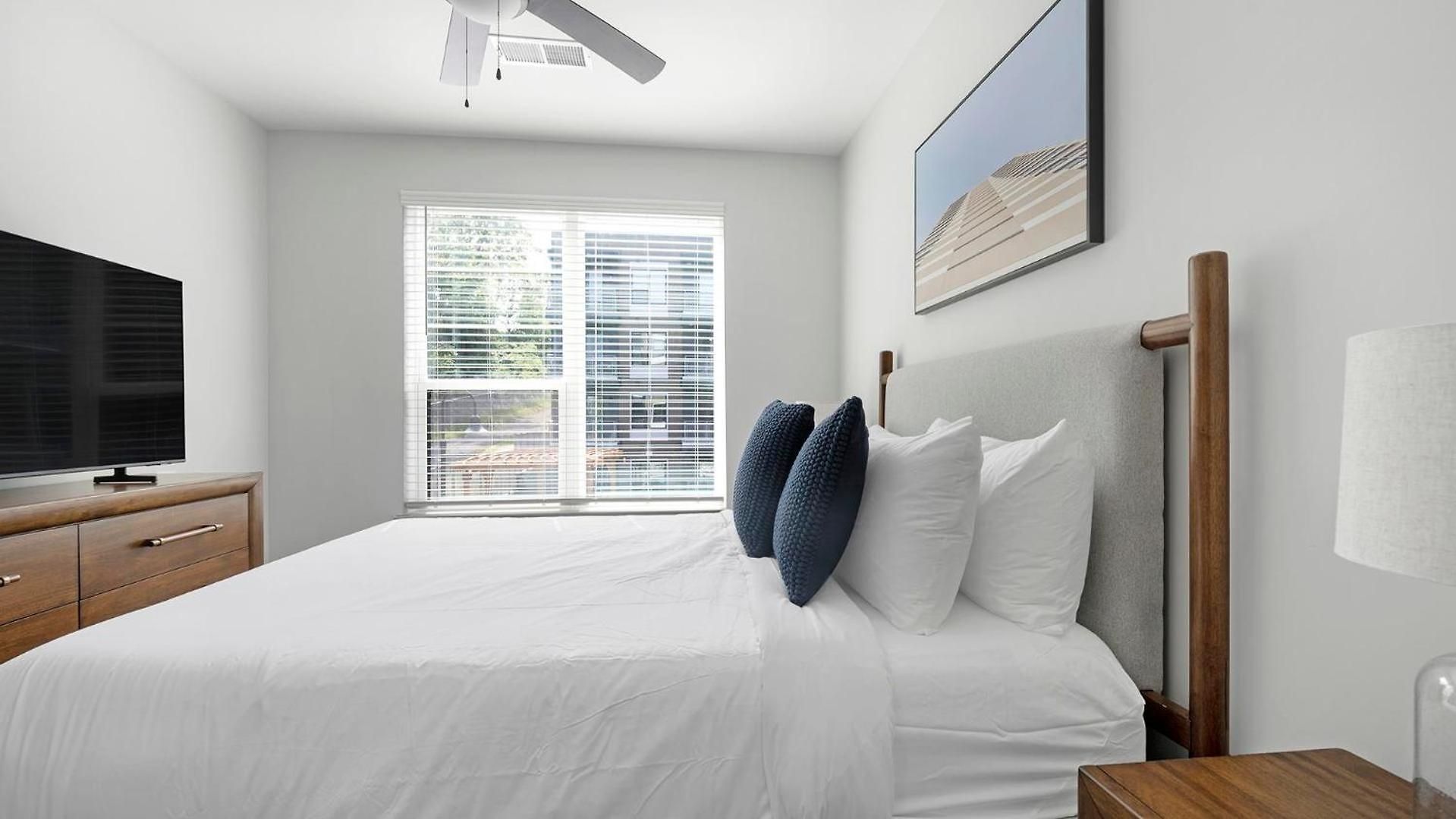 Landing Beautiful 2Bd Gym Courtyard Apartment *
