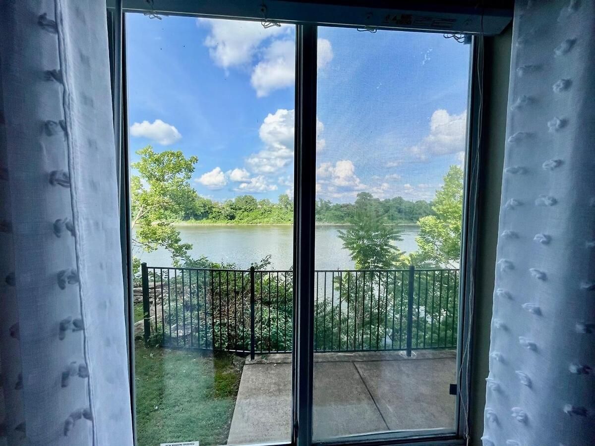 Riverside Rhythm! Waterfront & Walk To Broadway! Apartment *