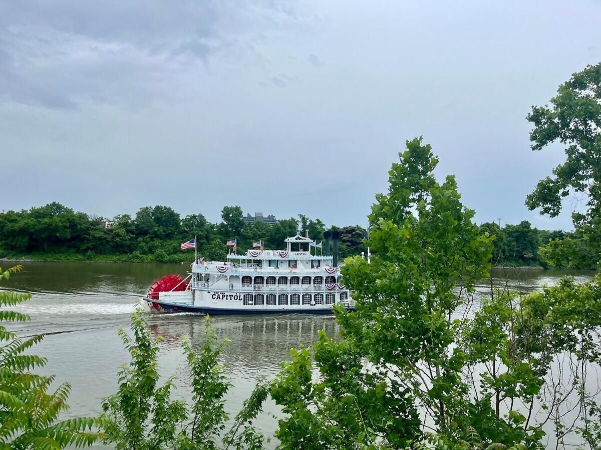 Apartment Riverside Rhythm! Waterfront & Walk To Broadway! Nashville
