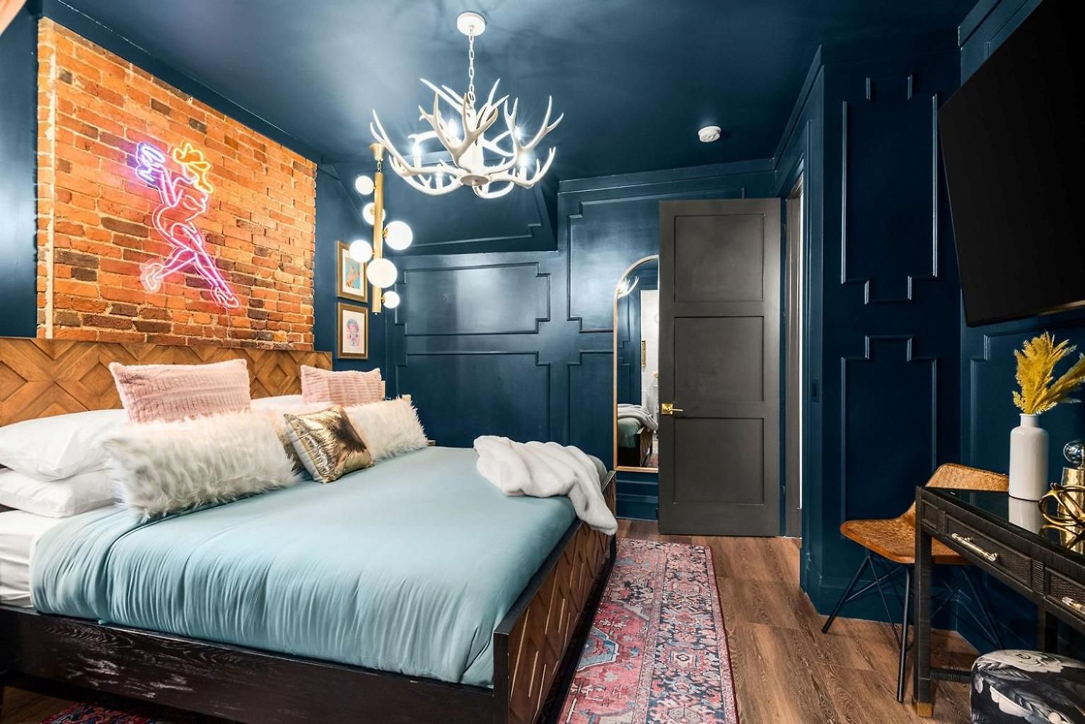 The Velvet Songbird Downtown Luxe Sleeps 24 Nashville