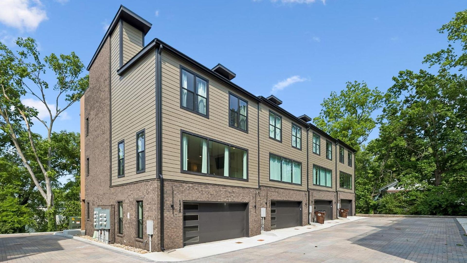 Modern 4br Townhouse Rooftop Lounge