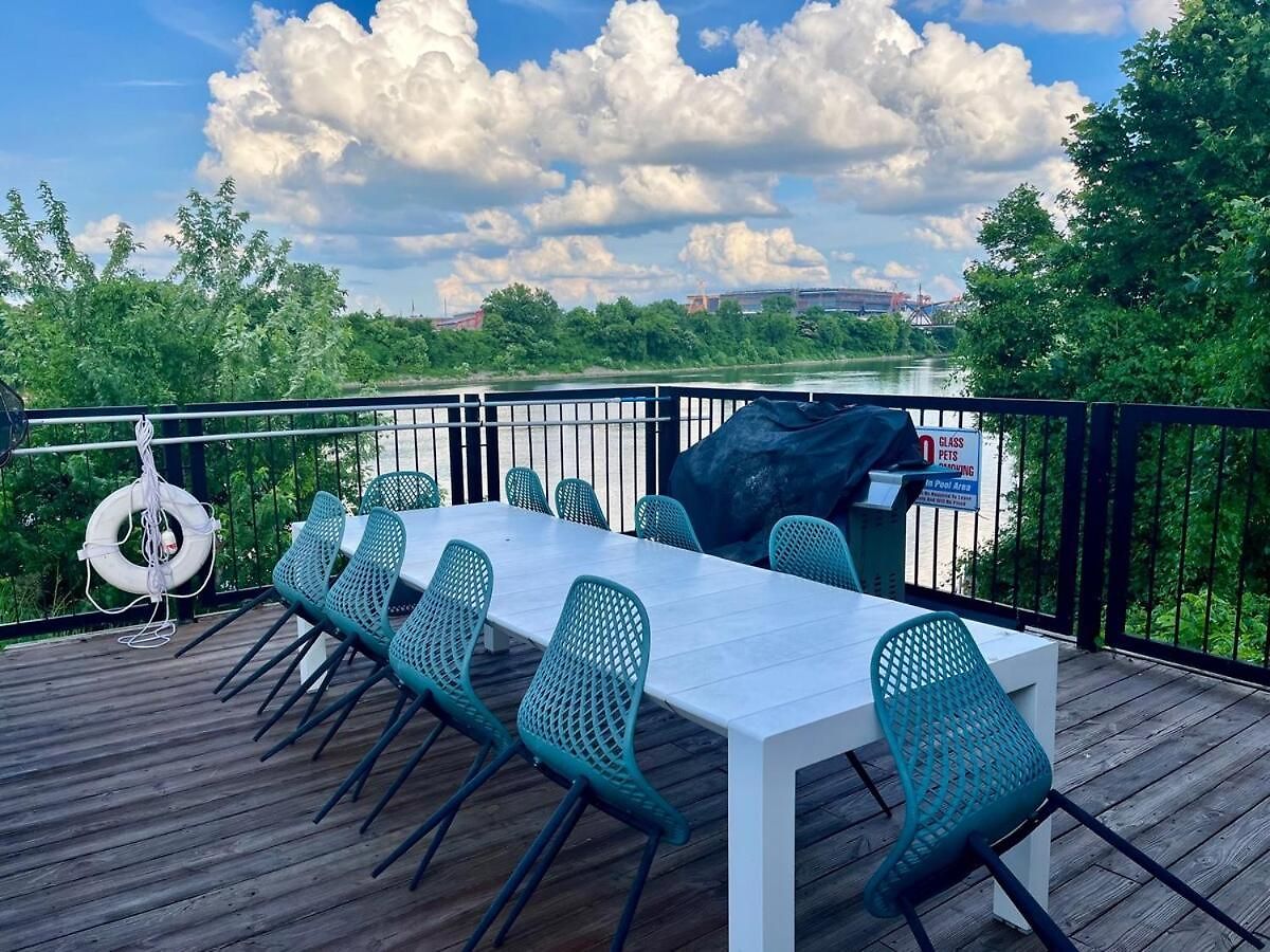 Apartment Riverside Rhythm! Waterfront & Walk To Broadway!