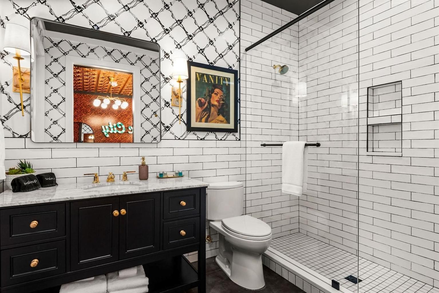 The Velvet Songbird Downtown Luxe Sleeps 24 Holiday home *