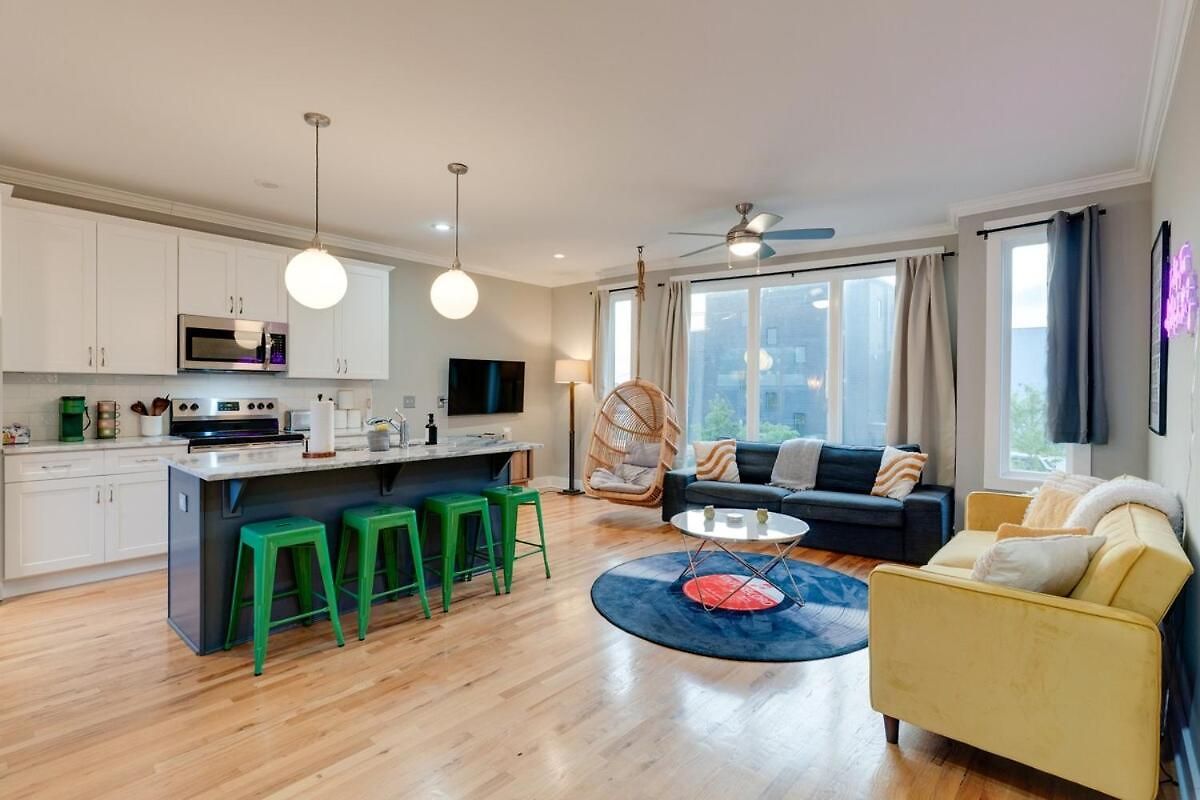 Rooftop Skyline View-close To Broadway-sleeps 8 Apartment *