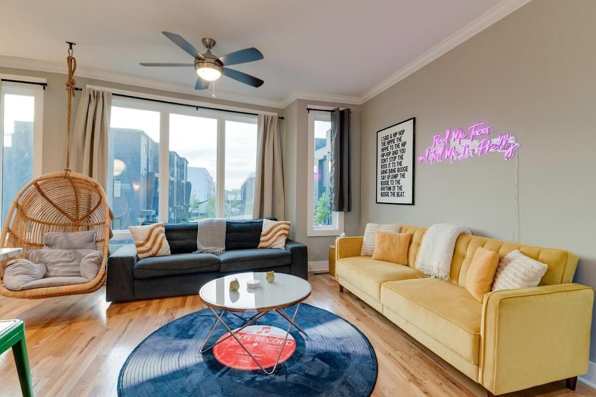 Rooftop Skyline View-close To Broadway-sleeps 8 Apartment