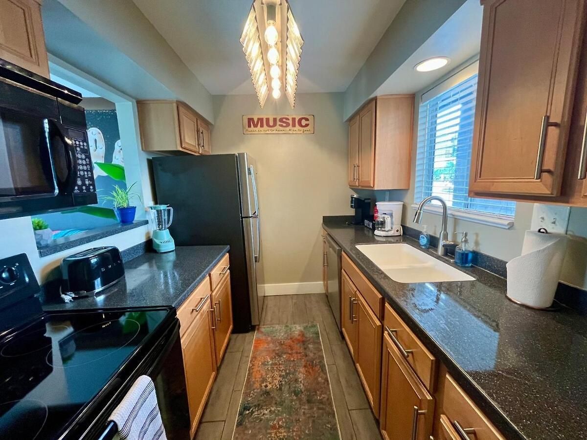 Apartment Riverside Rhythm! Waterfront & Walk To Broadway! *