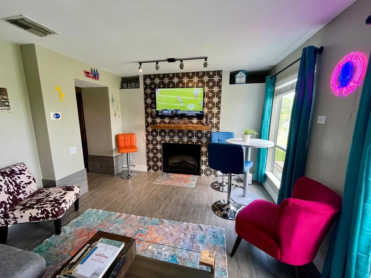 Riverside Rhythm! Waterfront & Walk To Broadway! Apartment Nashville