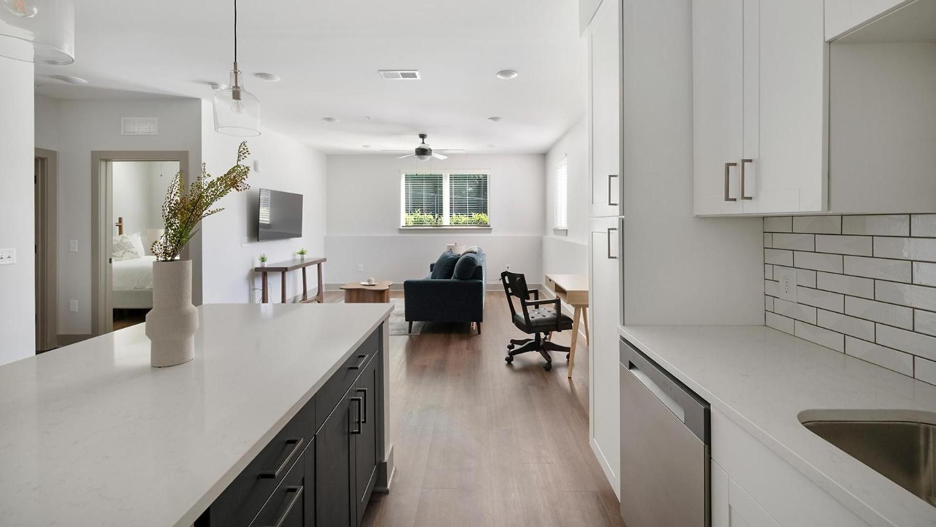 Landing Beautiful 2Bd Gym Courtyard