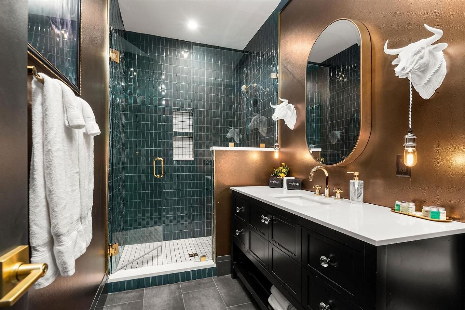 Holiday home The Velvet Songbird Downtown Luxe Sleeps 24