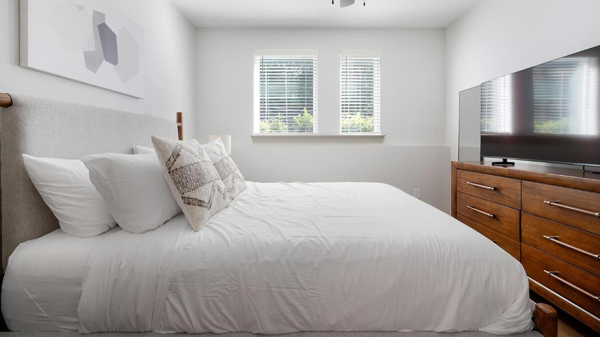 Landing Beautiful 2Bd Gym Courtyard Apartment