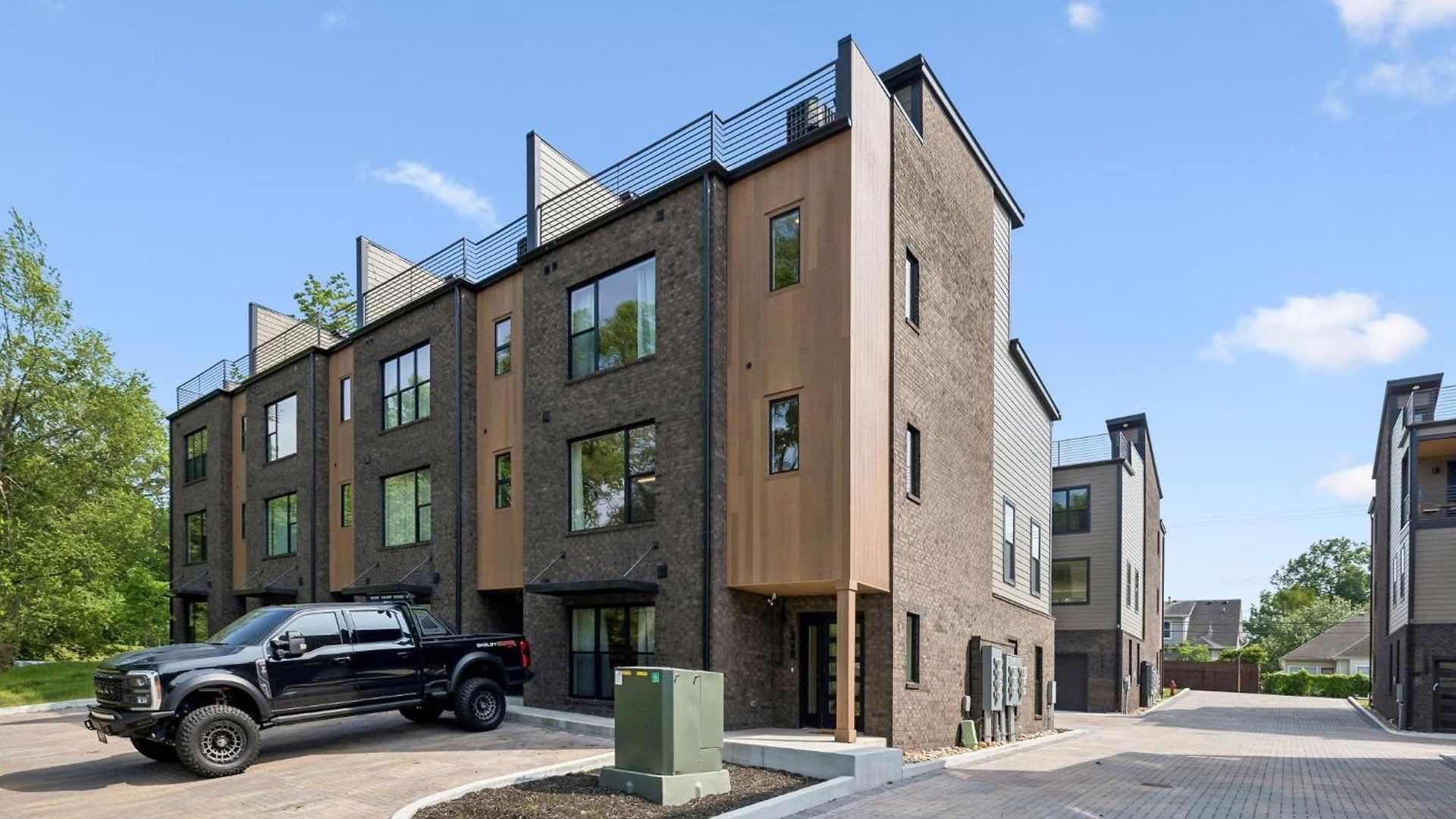 Modern 4br Townhouse Rooftop Lounge