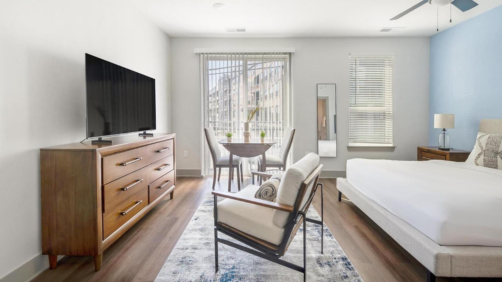 Landing Beautiful 2Bd Gym Courtyard