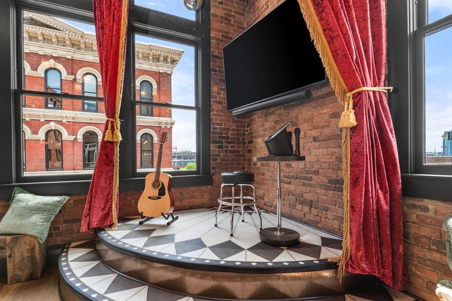 Holiday home The Songbird-luxury Penthouse Steps To Broadway