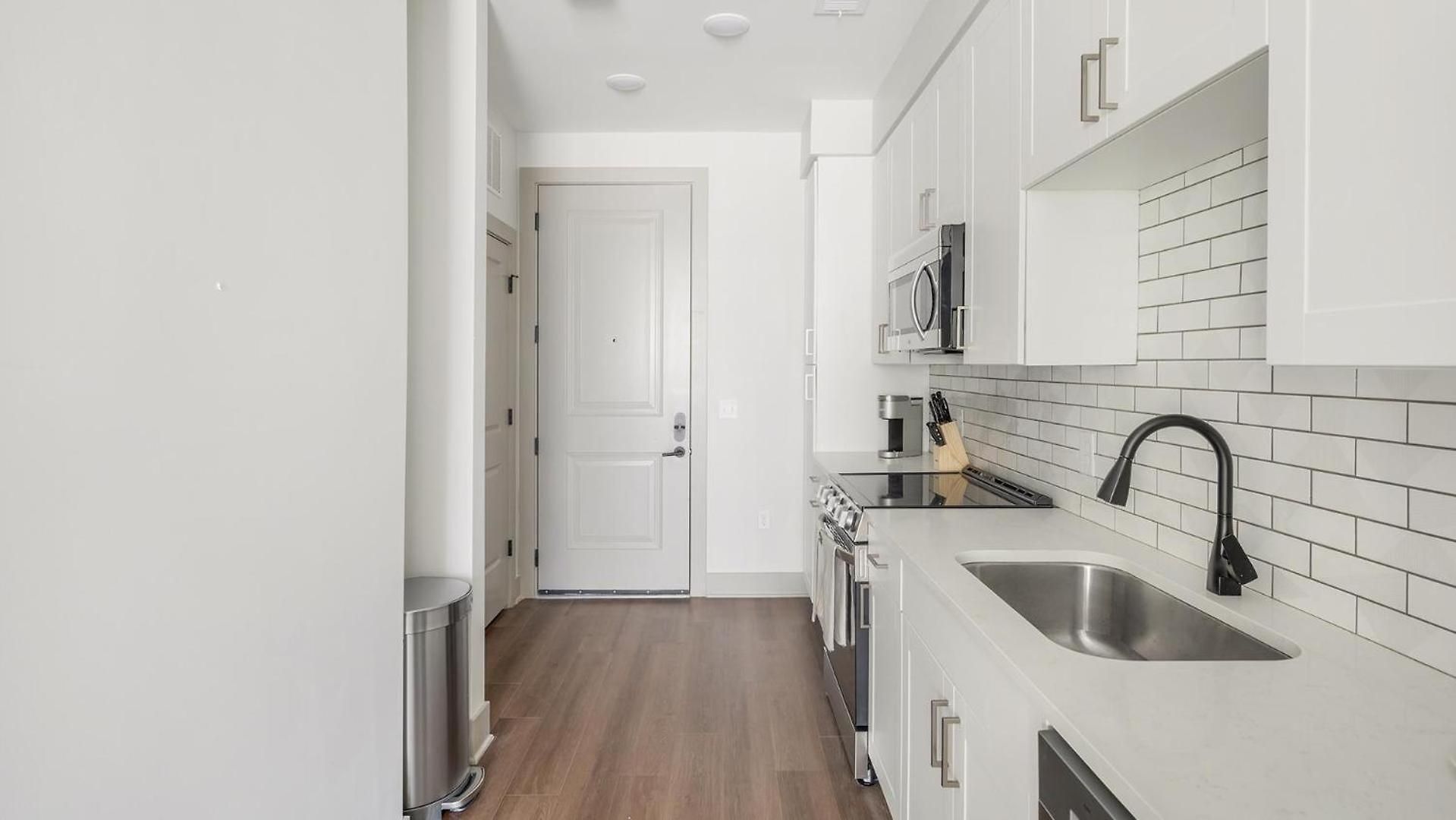 Landing Beautiful 2Bd Gym Courtyard Nashville