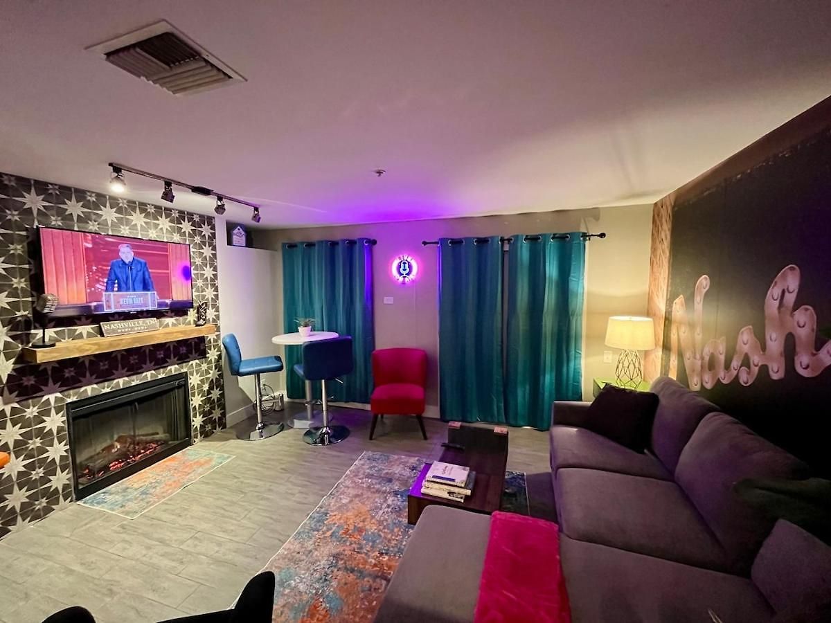 Riverside Rhythm! Waterfront & Walk To Broadway! Apartment Nashville