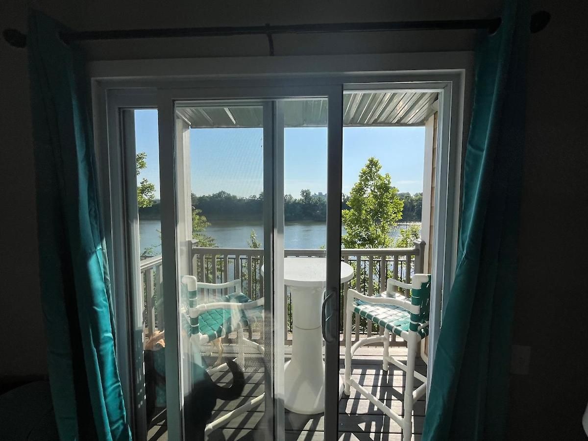 Riverside Rhythm! Waterfront & Walk To Broadway! Apartment
