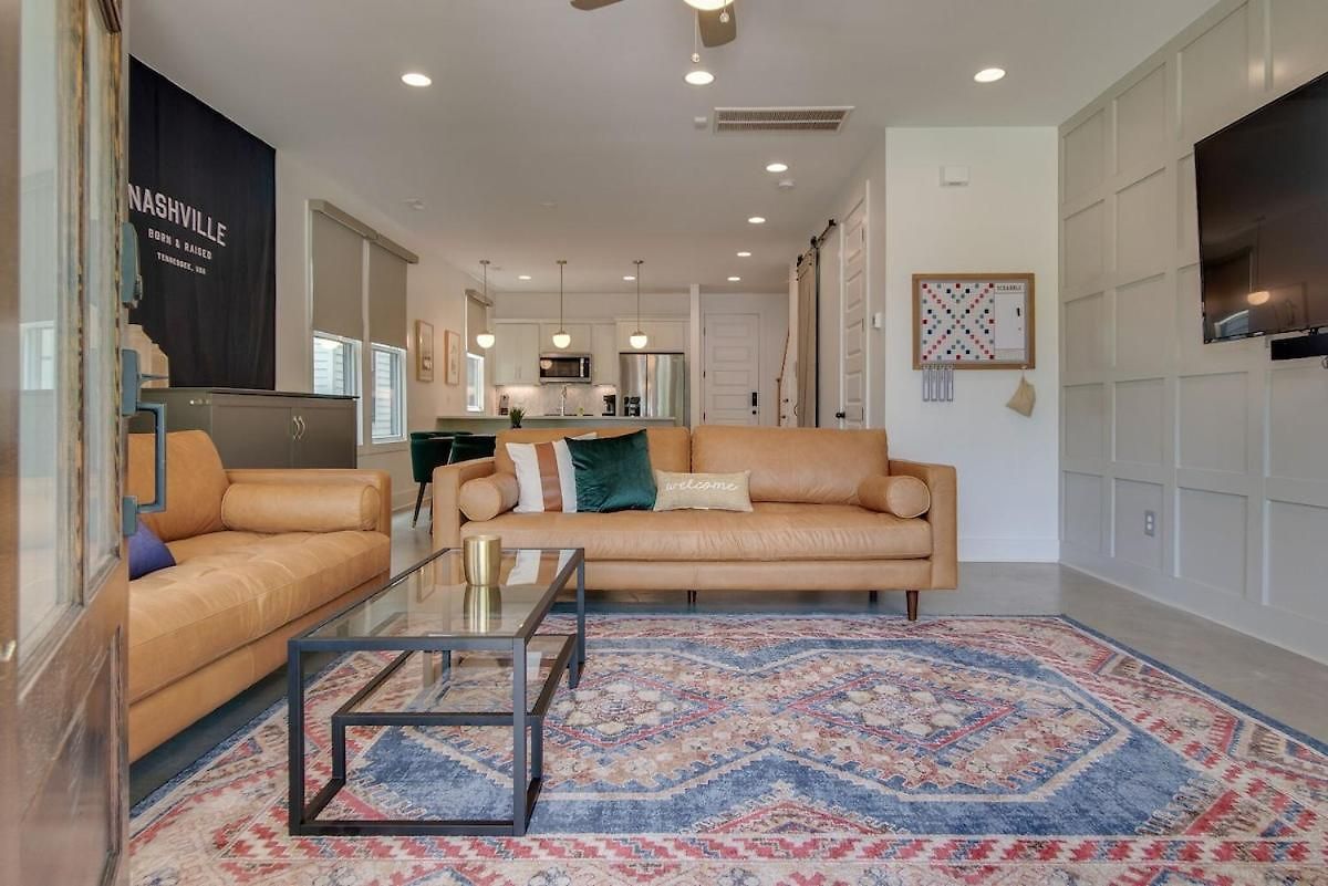 Modern East Townhome Walk To Local Favorite Restaurants And Bars 2 Car Garage Smart Tvs In Every Near Five Points The Gulch And 10 Min To Broadway 24 Hr Hospitality Holiday home