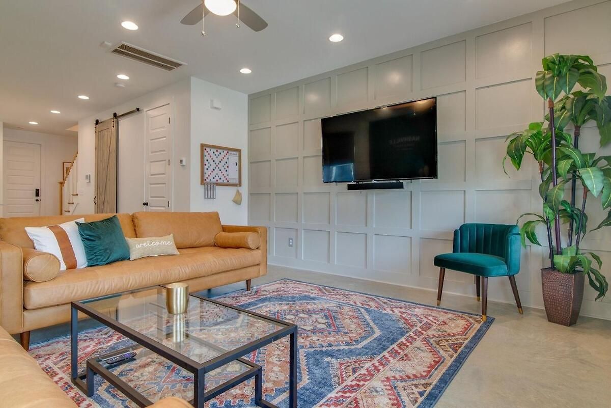 Holiday home Modern East Townhome Walk To Local Favorite Restaurants And Bars 2 Car Garage Smart Tvs In Every Near Five Points The Gulch And 10 Min To Broadway 24 Hr Hospitality