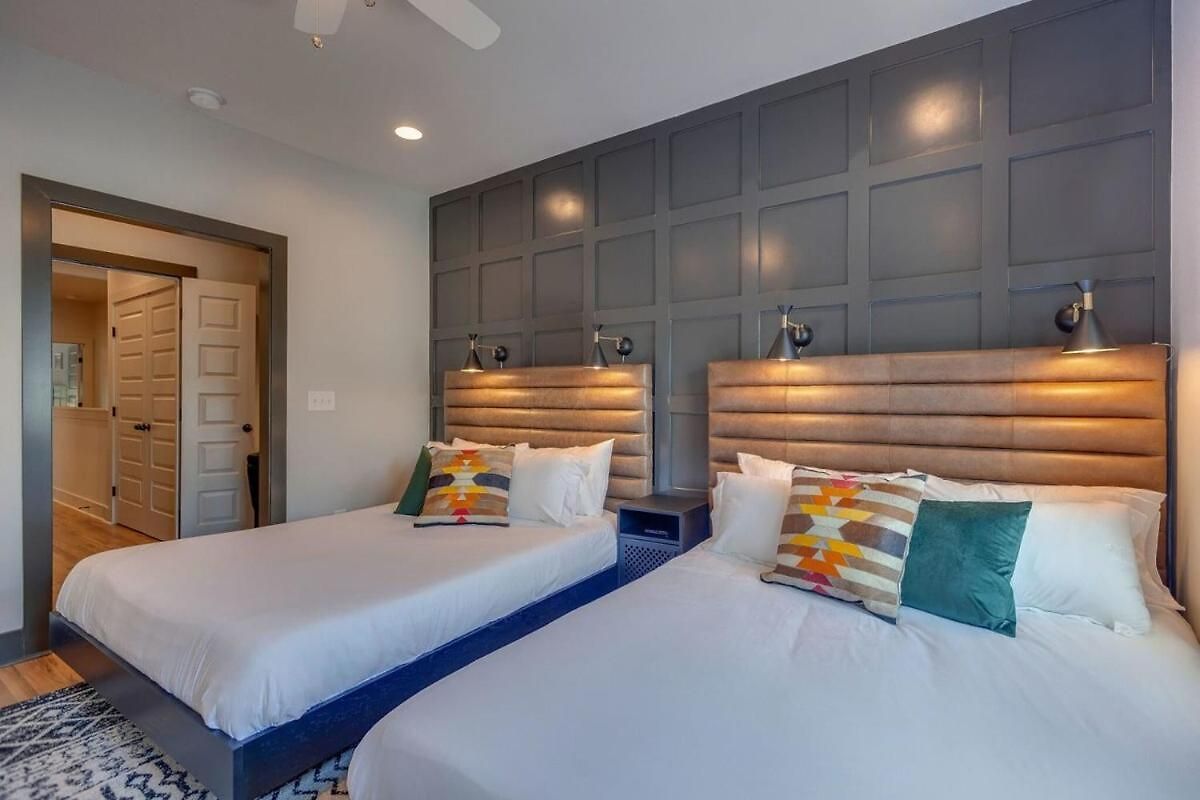 Spacious And Walkable East Nash Designer Twin Homes Sleep 20 With Smart Tvs Workspaces And Fast Wifi 2 Garages And Full Kitchens Walk To Mas Tacos 10 Min To Broadway 24 Hr Hospitality Holiday home *