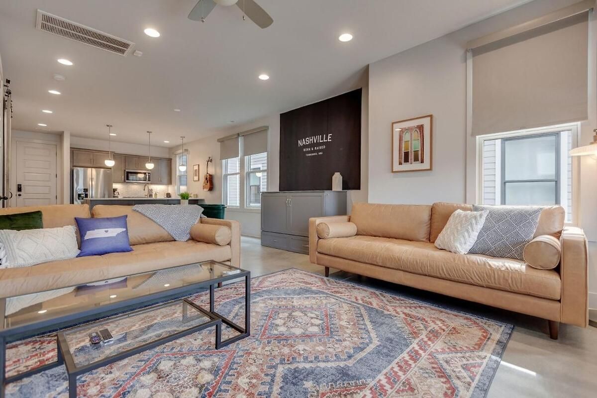 Holiday home Spacious And Walkable East Nash Designer Twin Homes Sleep 20 With Smart Tvs Workspaces And Fast Wifi 2 Garages And Full Kitchens Walk To Mas Tacos 10 Min To Broadway 24 Hr Hospitality