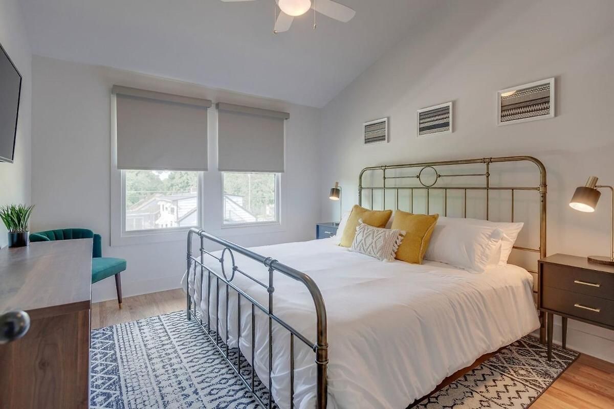 Spacious And Walkable East Nash Designer Twin Homes Sleep 20 With Smart Tvs Workspaces And Fast Wifi 2 Garages And Full Kitchens Walk To Mas Tacos 10 Min To Broadway 24 Hr Hospitality Holiday home *