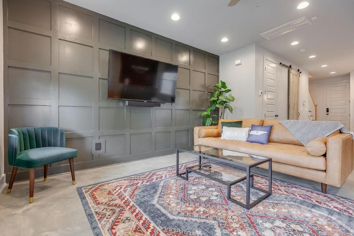 Holiday home Spacious And Walkable East Nash Designer Twin Homes Sleep 20 With Smart Tvs Workspaces And Fast Wifi 2 Garages And Full Kitchens Walk To Mas Tacos 10 Min To Broadway 24 Hr Hospitality *