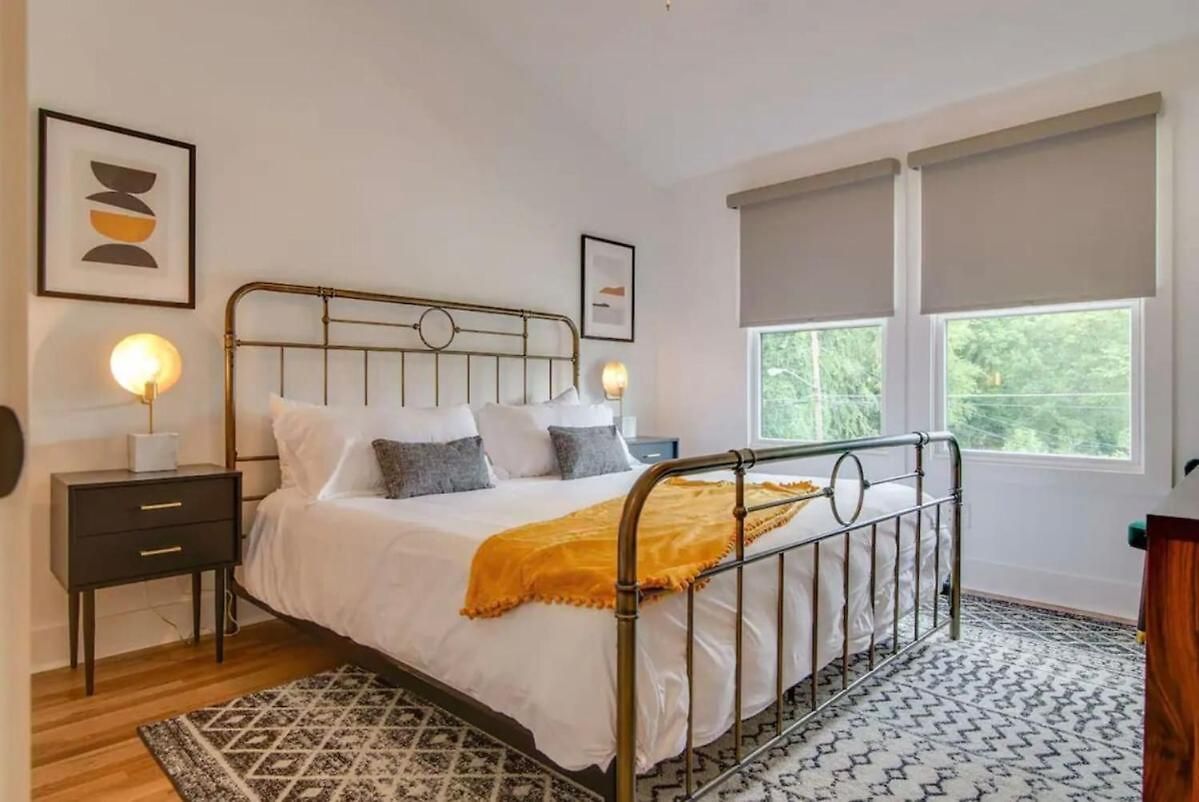 Holiday home Modern East Townhome Walk To Local Favorite Restaurants And Bars 2 Car Garage Smart Tvs In Every Near Five Points The Gulch And 10 Min To Broadway 24 Hr Hospitality