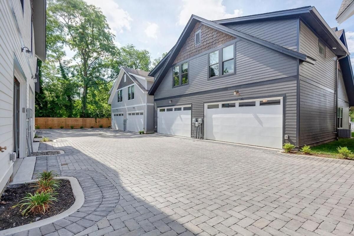 Holiday home Spacious And Walkable East Nash Designer Twin Homes Sleep 20 With Smart Tvs Workspaces And Fast Wifi 2 Garages And Full Kitchens Walk To Mas Tacos 10 Min To Broadway 24 Hr Hospitality *