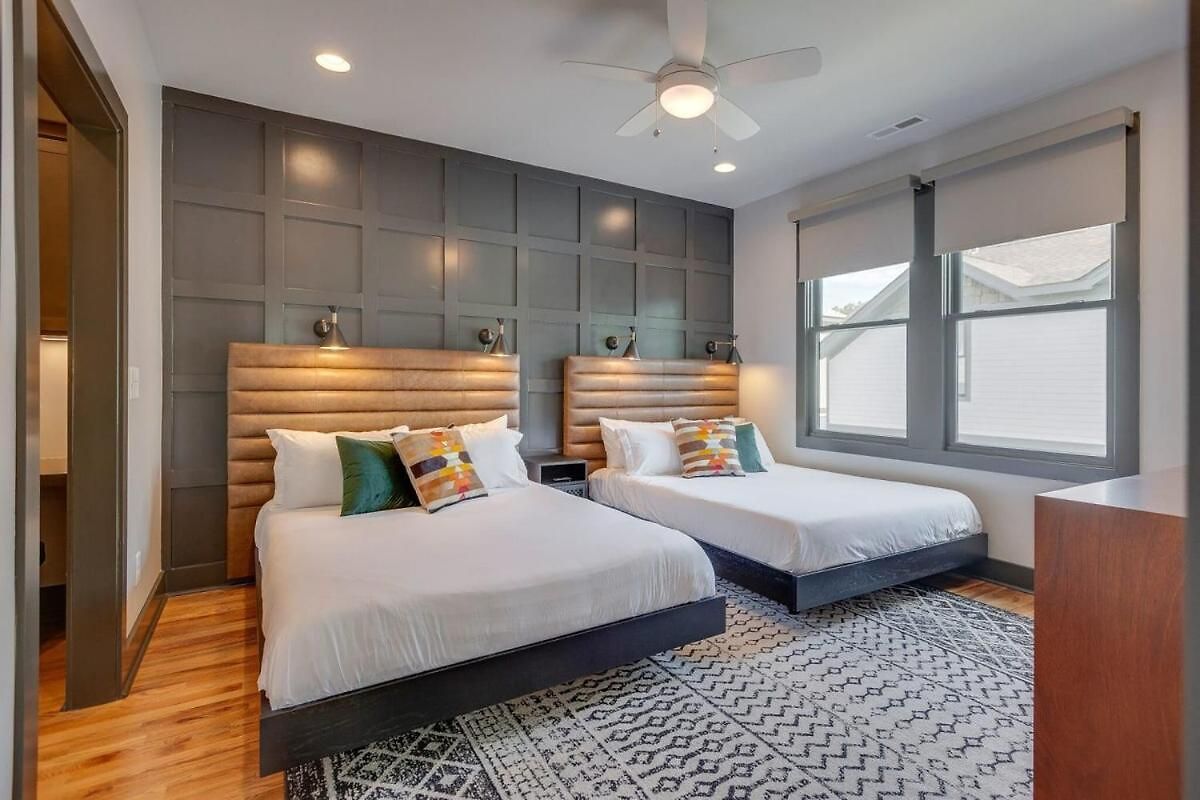 Spacious And Walkable East Nash Designer Twin Homes Sleep 20 With Smart Tvs Workspaces And Fast Wifi 2 Garages And Full Kitchens Walk To Mas Tacos 10 Min To Broadway 24 Hr Hospitality Holiday home *
